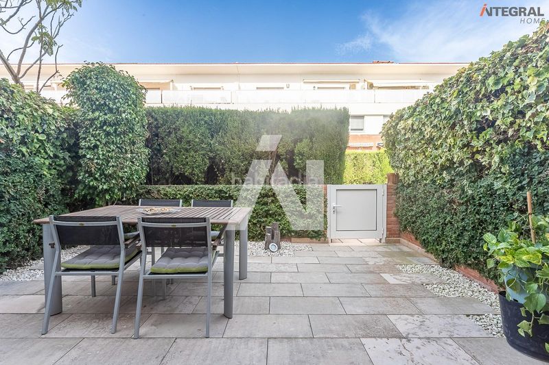 Foto 4549f33e-9fde-43f7-ba23-f0379f2994fc. Casa aparellada amb aparcament a Banyeres Premià de Mar