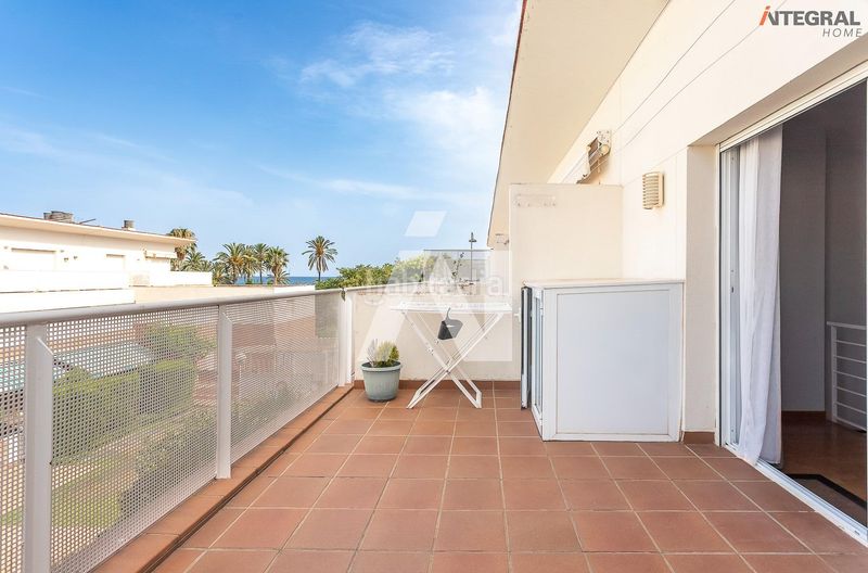 Foto 97a2e3f7-3e72-470c-a3fb-2e8bf5fcb845. Casa aparellada amb aparcament a Banyeres Premià de Mar