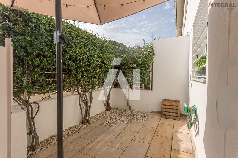 Foto b6f4c583-909b-4c50-9570-ee3dbb79a1b8. Casa aparellada amb aparcament a Banyeres Premià de Mar