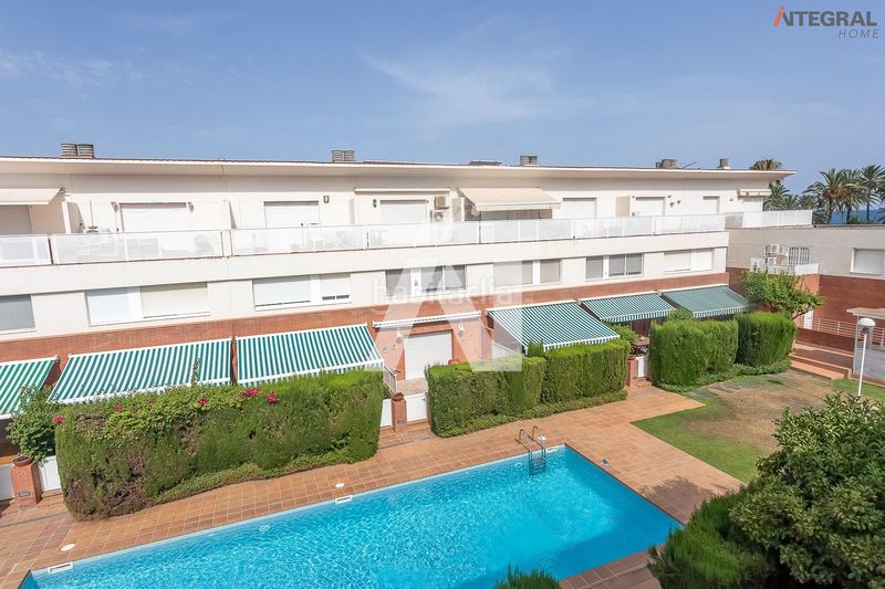 Foto b86b55a7-fc78-48a6-bbcc-740e9f271397. Casa aparellada amb aparcament a Banyeres Premià de Mar