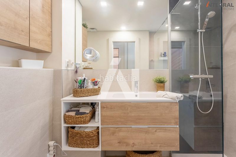 Foto d55fc277-9e8e-46c9-9bf0-e559388c6132. Casa aparellada amb aparcament a Banyeres Premià de Mar