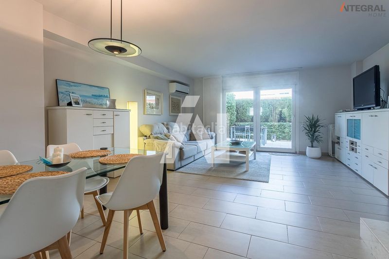 Foto e24d9b7b-a333-4a3f-b7d6-98e94c2845fd. Casa aparellada amb aparcament a Banyeres Premià de Mar