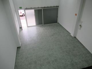 Lloguer Local Comercial a Galdakao. Local diáfano amplio con entreplanta de 40 m2 como oficina