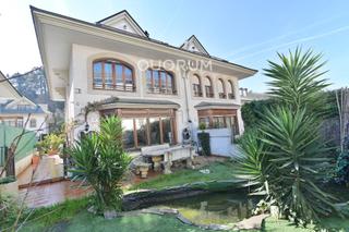 Casa adossada a Galdakao. Casa adosada con jardín de 115 m2 de 5 dormitorios próxima al ce