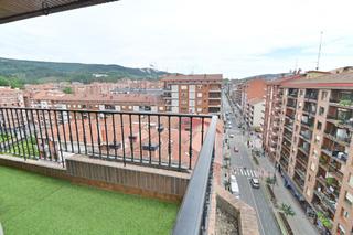 Pis a Galdakao. Pisazo con excelentes vistas de 4 habitaciones con garaje y 2 ca