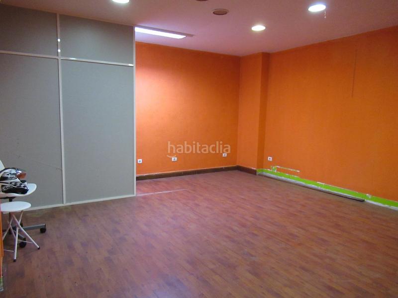 Foto 807e8969-b1bd-49b0-8518-02bc435d3972. Alquiler local comercial local acondicionado en zona comercial con escaparate en Galdakao