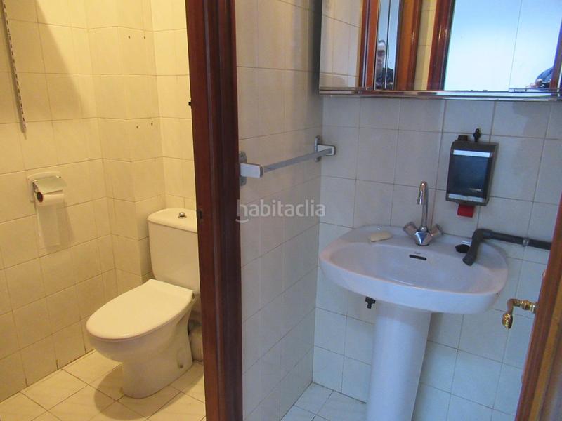 Foto a68883b9-f9aa-43ee-9c65-847e988c5b14. Alquiler local comercial local acondicionado en zona comercial con escaparate en Galdakao
