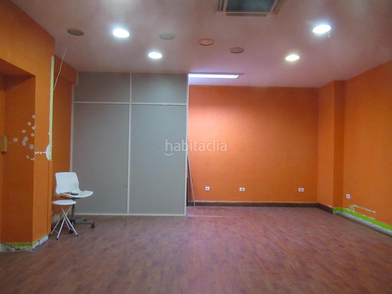 Foto c6bf0e30-905e-494e-bfa2-a6c2dbcfae63. Alquiler local comercial local acondicionado en zona comercial con escaparate en Galdakao
