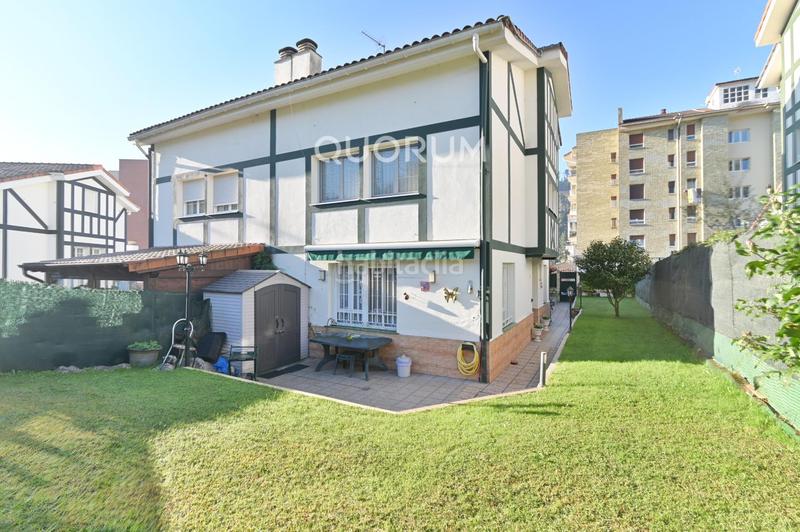 Foto 181779f6-56d8-43b4-baba-b58c637286ed. Casa adosada  de 4 habitaciones con garaje y jardín en el centro en Lemoa