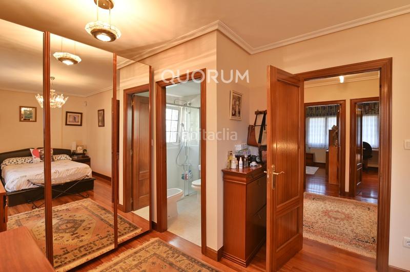 Foto 5168487e-54a5-4f65-b9de-c2a4b77b203e. Casa adosada  de 4 habitaciones con garaje y jardín en el centro en Lemoa