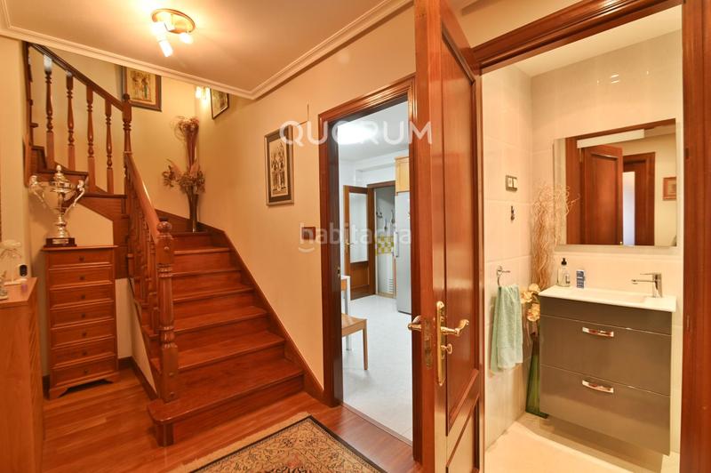 Foto 57f29260-abf8-4028-b8ac-abf76148ffbb. Casa adosada  de 4 habitaciones con garaje y jardín en el centro en Lemoa