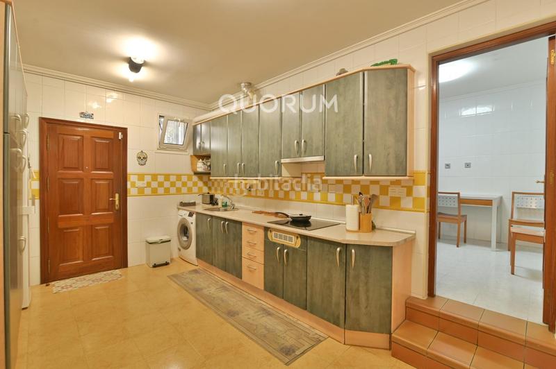 Foto 83913e42-86d5-4ebf-af85-ccd03ec0a45d. Casa adosada  de 4 habitaciones con garaje y jardín en el centro en Lemoa