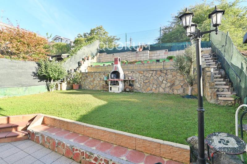 Foto 86ba8537-d543-4081-b152-5775eaa5a3e8. Casa adosada  de 4 habitaciones con garaje y jardín en el centro en Lemoa