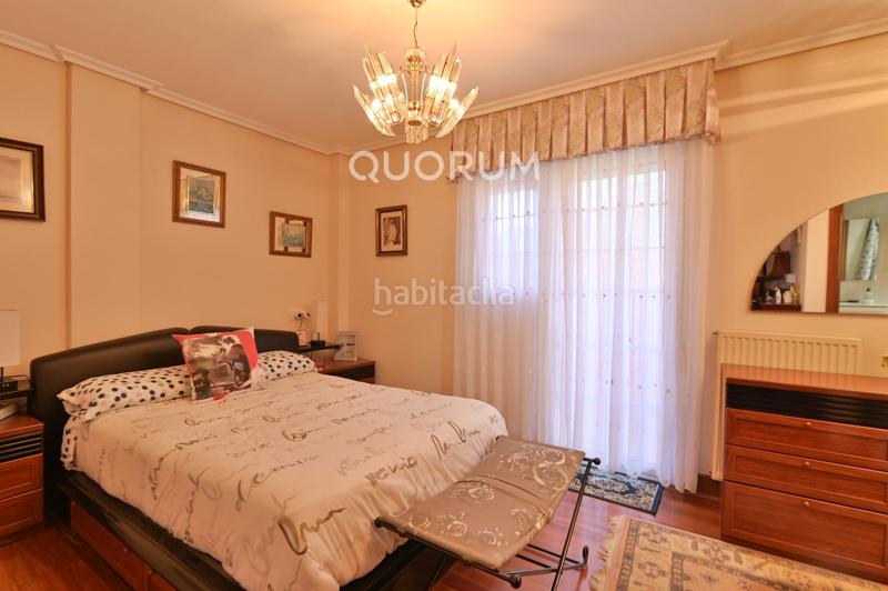 Foto 929c6d20-b696-49d0-8159-f924c58e76ae. Casa adosada  de 4 habitaciones con garaje y jardín en el centro en Lemoa