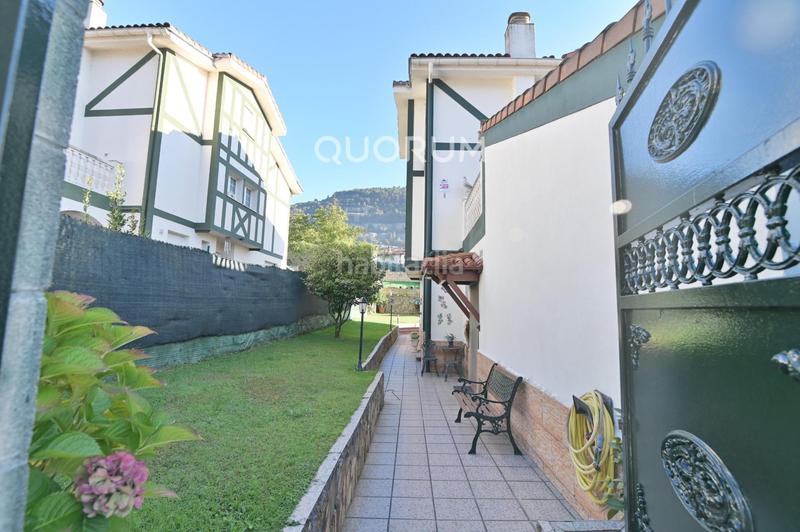 Foto a61b5874-1da4-40cc-b9f2-aafc2c1d398a. Casa adosada  de 4 habitaciones con garaje y jardín en el centro en Lemoa