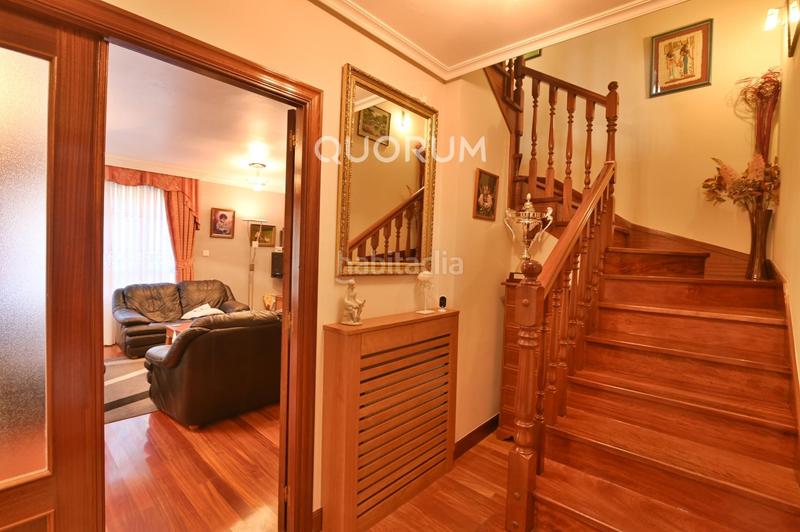 Foto c3a3c977-97ee-4786-b856-dce88c384df0. Casa adosada  de 4 habitaciones con garaje y jardín en el centro en Lemoa