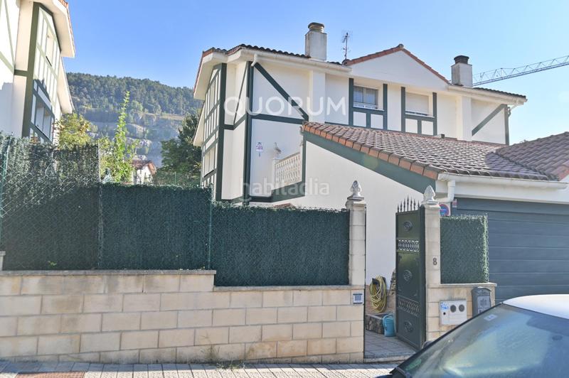 Foto e16b304d-4e47-4ca5-b78b-636a54092f87. Casa adosada  de 4 habitaciones con garaje y jardín en el centro en Lemoa