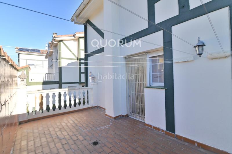 Foto eefe2a7e-4c57-46ff-bd1f-36a2ec268a3c. Casa adosada  de 4 habitaciones con garaje y jardín en el centro en Lemoa