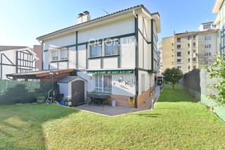 Casa adossada en Lemoa. Casa adosada de 4 habitaciones con garaje y jardn en el centro