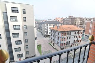 Pis en Galdakao. Pisazo en el centro con ascensor cota 0 de 3 habitaciones, garaj