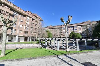 Etagenwohnung in Galdakao. Piso con ascensor de 2 habitaciones con garaje y trastero en zab