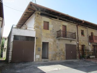 Haus in Larrabetzu. Casa adosada en larrabetzu