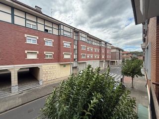 Appartement à Galdakao. Piso céntrico totalmente exterior de 3 habitaciones con balcón e