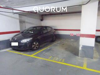 Parking coche en Atxuri. Parcela de garaje para coche normal con trastero