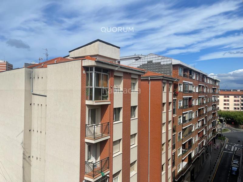 Foto f2de7658-a8eb-429b-88bf-77df2303d4e2. Piso  de 4 habitaciones con balcón en santutxu en Bilbao