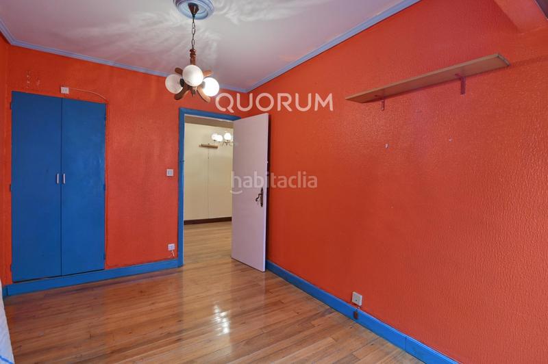 Foto f7f04ffa-08be-4b15-ba86-2d87d020734b. Piso vivienda con balcón, exterior para reformar en Bilbao