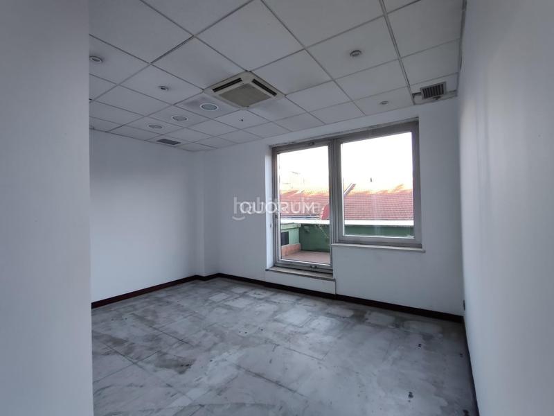 Foto 34e0a6e6-b87a-4520-add9-c60e41db2bf2. Lloguer oficina amb calefacció aparcament a Plaza Circular Bilbao