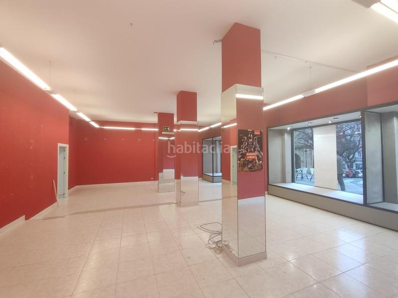 Foto cfa4677e-d72b-4664-bda4-2f1f0fe889ea. Alquiler local comercial  con mucho escaparate deusto en Bilbao