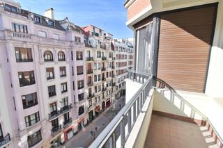 Pis  Calle de ercilla. Vivienda señorial  en ercilla para reformar próxima a moyua