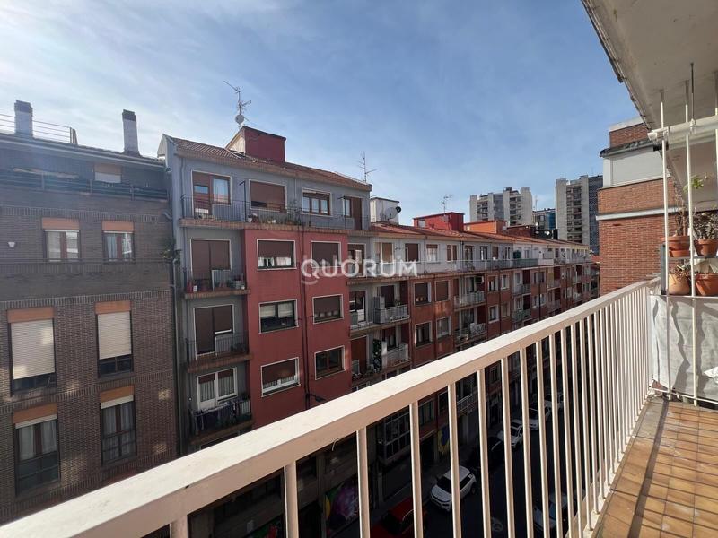 Foto f032f394-d416-4e02-bc2b-6f55100554a2. Miete etagenwohnung mit heizung in Iralabarri Bilbao