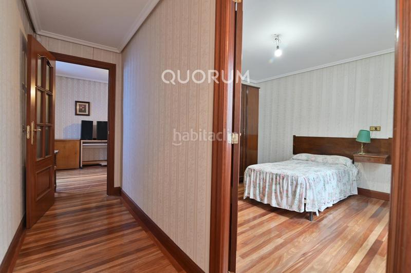Foto 03d6340a-49ba-466b-919b-5c9505fa66a5. Piso vivienda para reformar con balcón en abando en Bilbao
