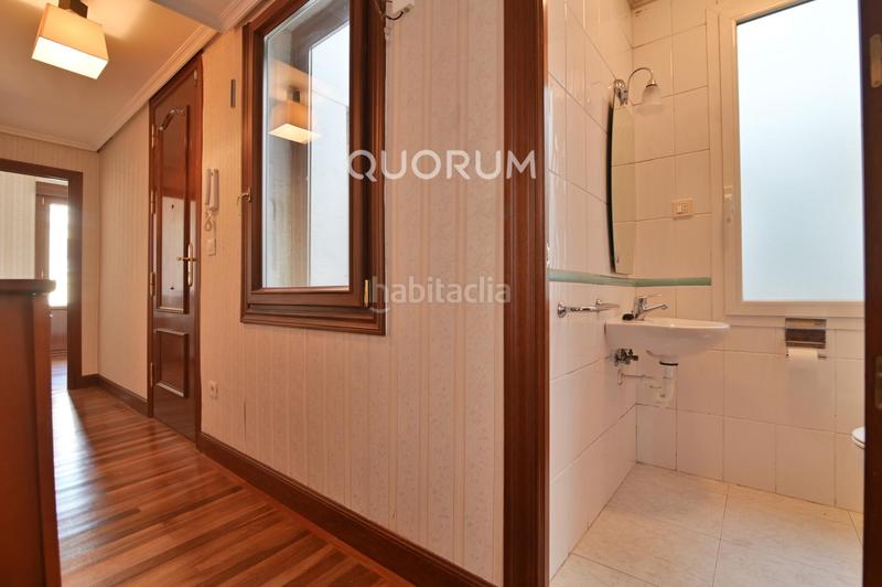 Foto 07aea44a-784d-4e0e-abd5-69962ec4bce9. Piso vivienda para reformar con balcón en abando en Bilbao