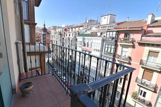 Pis  Calle elcano. Vivienda para reformar con balcón en abando