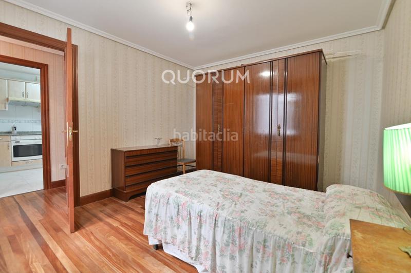 Foto 1259aff0-0702-4e72-bf01-9b6e5c305f66. Piso vivienda para reformar con balcón en abando en Bilbao