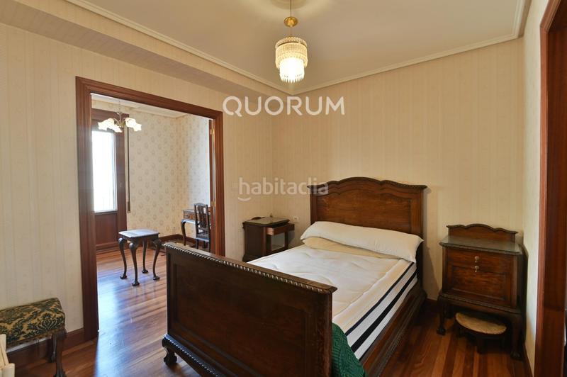 Foto 1d8943cd-c194-49ee-ae49-bb1c2a47771b. Piso vivienda para reformar con balcón en abando en Bilbao