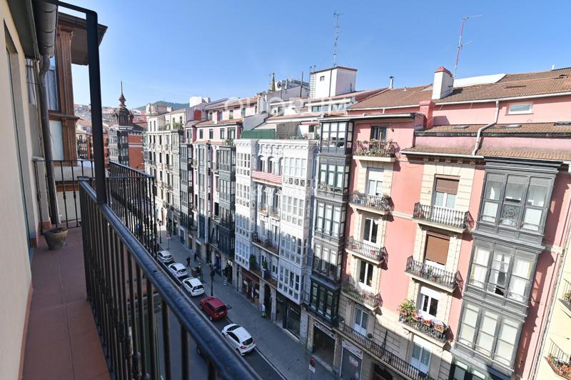 Foto 1eb91cec-b5e7-4d93-ad36-ea39ac214604. Piso vivienda para reformar con balcón en abando en Bilbao