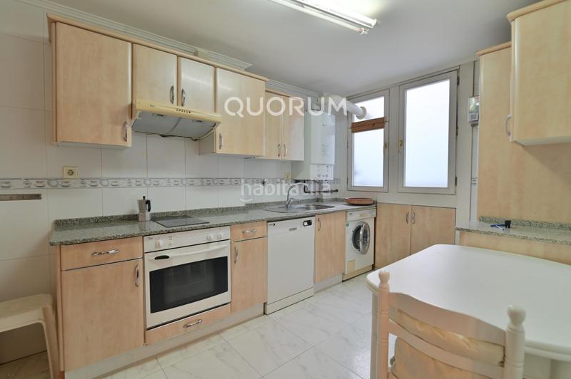 Foto 335cf680-ad28-4bec-a249-5b92fa44e6f3. Piso vivienda para reformar con balcón en abando en Bilbao