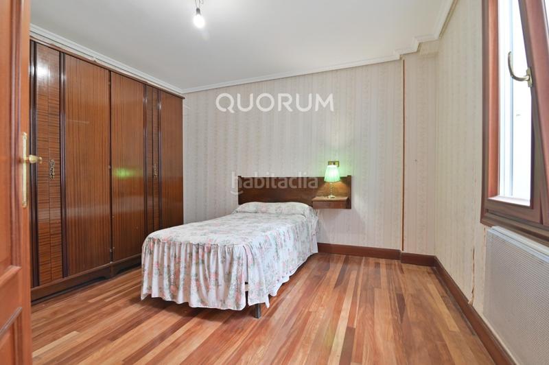 Foto 449ae688-3864-4531-99f5-d8914079e526. Piso vivienda para reformar con balcón en abando en Bilbao