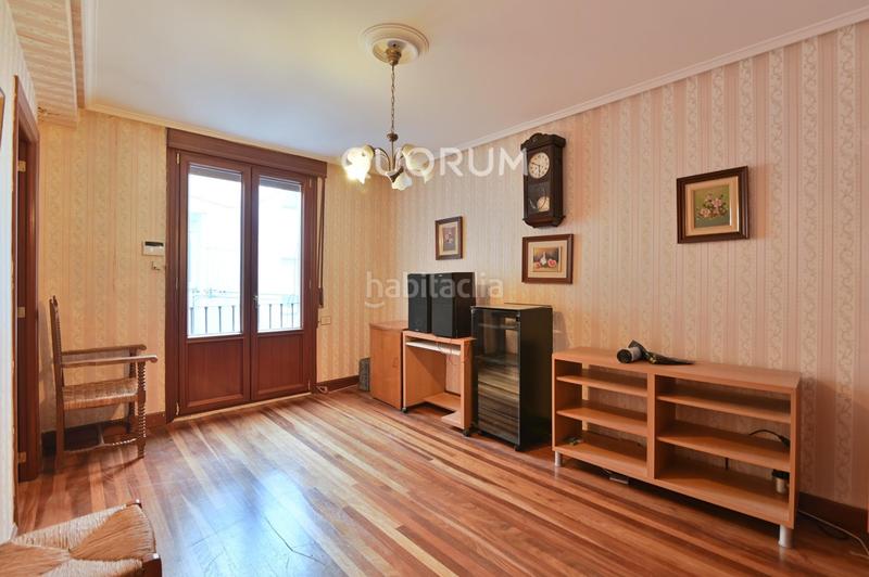 Foto 592d66ab-d553-4b0b-b7bd-7b5ef2b9b432. Piso vivienda para reformar con balcón en abando en Bilbao