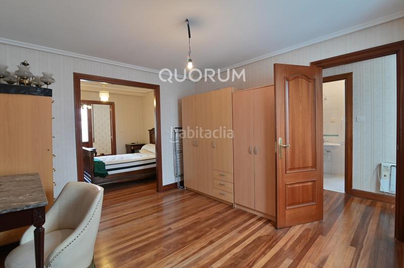 Foto 607ab798-45f3-45cf-918c-fd5d9fadb1ee. Piso vivienda para reformar con balcón en abando en Bilbao