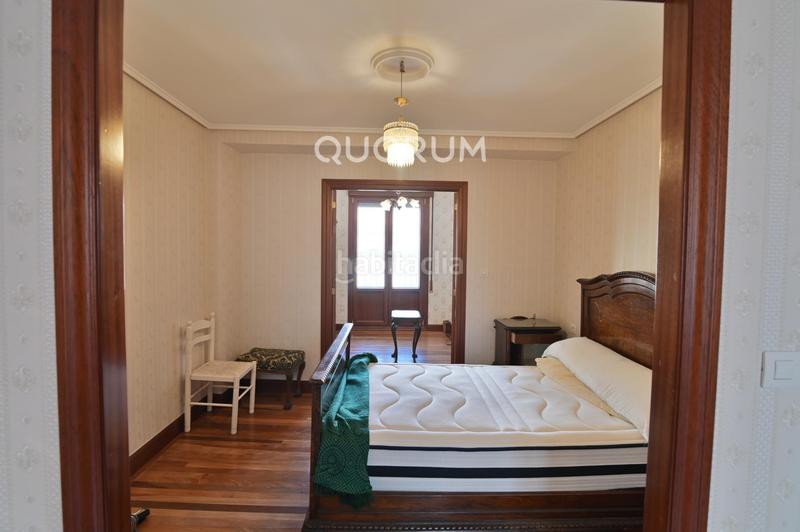 Foto 643e1629-fe43-4a45-bc6d-ff921613d439. Piso vivienda para reformar con balcón en abando en Bilbao