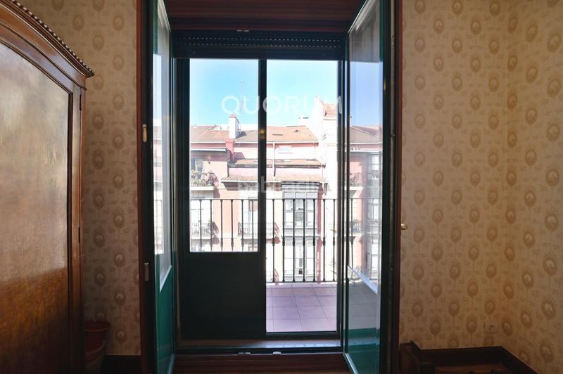Foto 7518c14b-a641-4ba5-ae14-589e9e803828. Piso vivienda para reformar con balcón en abando en Bilbao