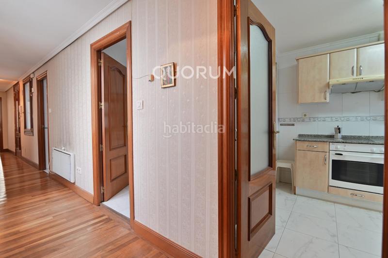 Foto 89e92ea4-406b-4bd0-b786-97e1e9619314. Piso vivienda para reformar con balcón en abando en Bilbao