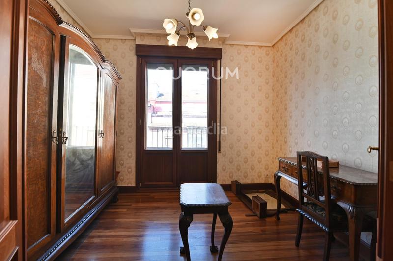 Foto a95ebedc-650a-4648-8e35-d10aa03f440b. Piso vivienda para reformar con balcón en abando en Bilbao