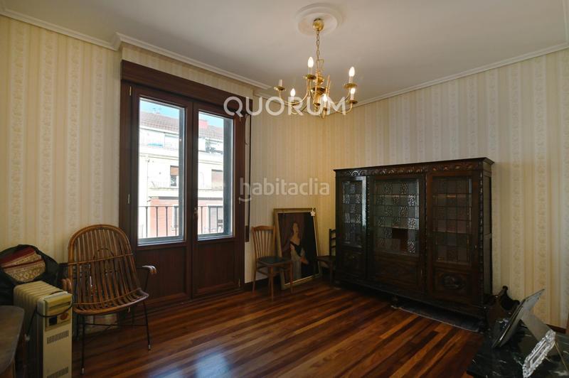 Foto ac5955c8-7f46-444e-bf80-9d5c74621bdd. Piso vivienda para reformar con balcón en abando en Bilbao