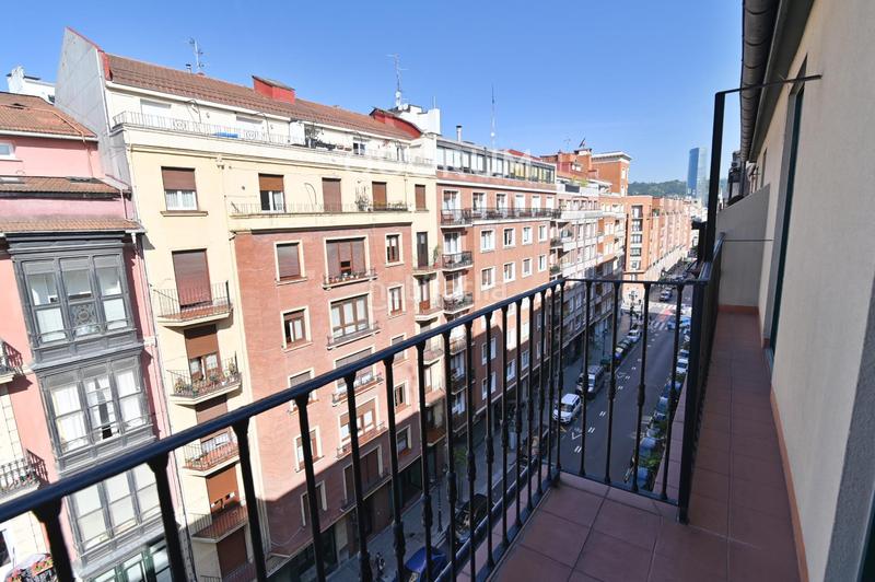 Foto b37c7472-a367-4c1e-be75-1ca92ca14807. Piso vivienda para reformar con balcón en abando en Bilbao